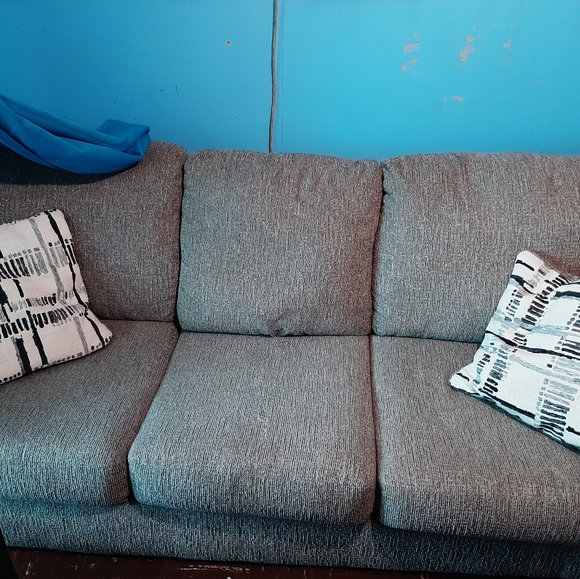 Gray couch - Picture 1 of 2